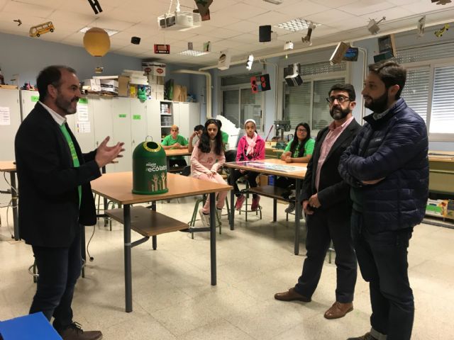 Los alumnos del IES Ramón Arcas ganadores de la campaña de Ecovidrio La Región de los Ecólatras presentan su proyecto Tecnoecólatras del Arcas - 2, Foto 2