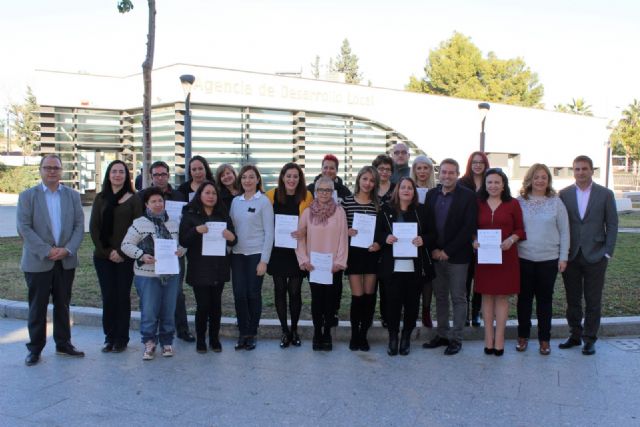 Una quincena de desempleados de Alcantarilla se especializan en el cuidado de personas dependientes en instituciones sociales - 1, Foto 1