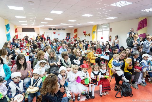 La concejala de Educación, Mercedes García, felicita la Navidad con villancicos en la Escuela Infantil Bambi - 1, Foto 1