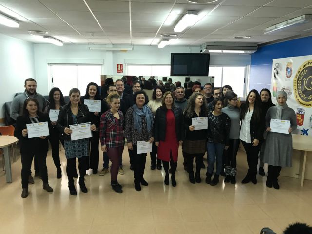 El SEF y Aidemar especializan durante un año en el cuidado de dependientes a 20 desempleados del Mar Menor - 1, Foto 1