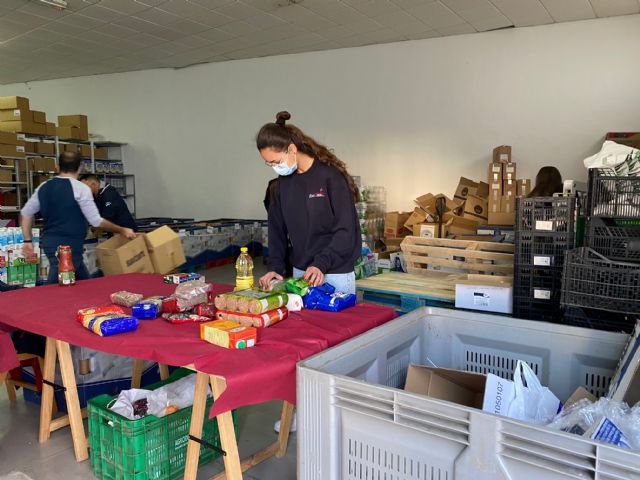 Los vecinos de Torre Pacheco donan más de 15.000 kilos de alimentos y 3.000 euros en el Radio Maratón Solidario a beneficio de Cáritas - 3, Foto 3