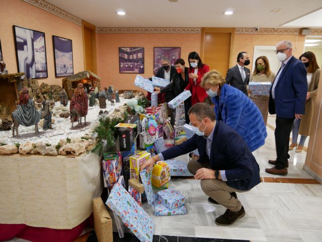 Los diputados del GPP participan en la campaña de recogida de juguetes del Ayuntamiento de Cartagena - 2, Foto 2