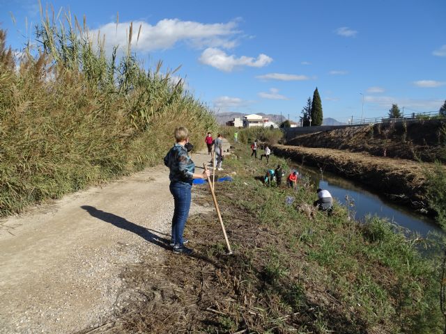 El grupo senderista EVA planta medio centenar de árboles de ribera - 2, Foto 2
