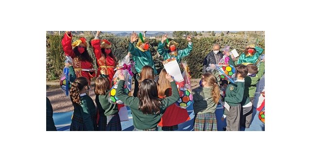 Los pajes de los Reyes Magos han comenzando a visitar los colegios y han repartido cartas y regalos a todos los niños de Cehegín - 1, Foto 1