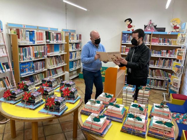 Educación y Cultura entrega un lote con 20 libros para impulsar las bibliotecas de todos los centros educativos de Mula y pedanías - 1, Foto 1
