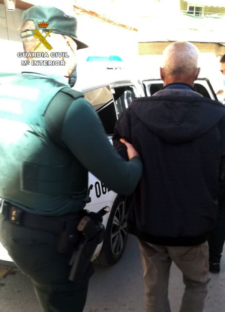 La Guardia Civil erradica un punto de venta de droga al menudeo en un establecimiento público del Puerto de Mazarrón, Foto 1
