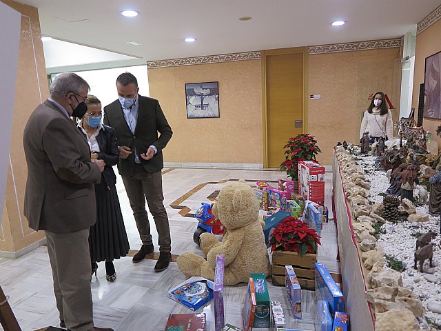 La Asamblea Regional entrega al Ayuntamiento de Cartagena los juguetes recogidos para la campaña solidaria Juguetea - 1, Foto 1