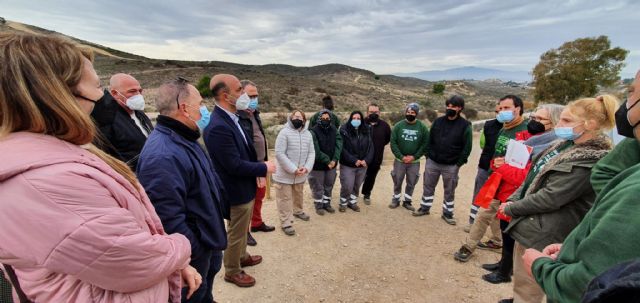 El Ayuntamiento de Molina de Segura y la asociación AFESMO realizan labores de reforestación en la urbanización Mirador de Agridulce - 1, Foto 1
