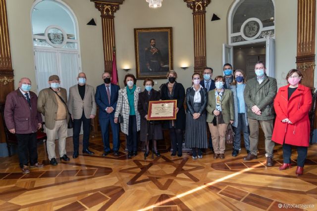 La familia del historiador Rubio Paredes recibe el pergamino de concesión de la Medalla de Oro - 1, Foto 1