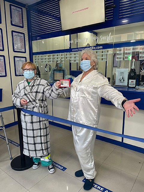 Los vecinos de Alaquàs, en pijama a por los últimos décimos para El Gordo en la administración que venderá toda la noche - 1, Foto 1