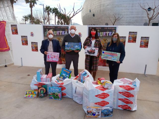 Entrega de juguetes donados campaña Tu juguete, su ilusión - 1, Foto 1
