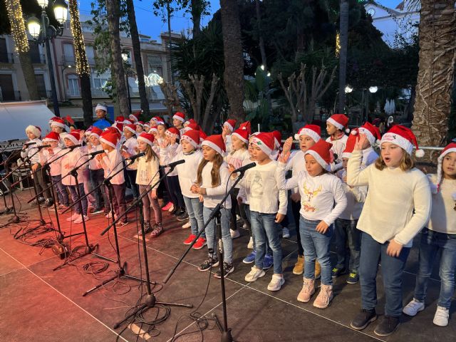 Los escolares aguileños ponen música a la Navidad - 1, Foto 1
