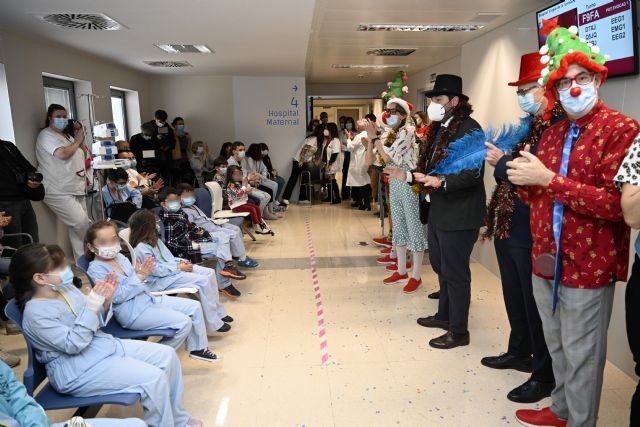 López Miras acompaña a los niños ingresados en la Arrixaca durante su fiesta navideña con payasos de hospital - 1, Foto 1