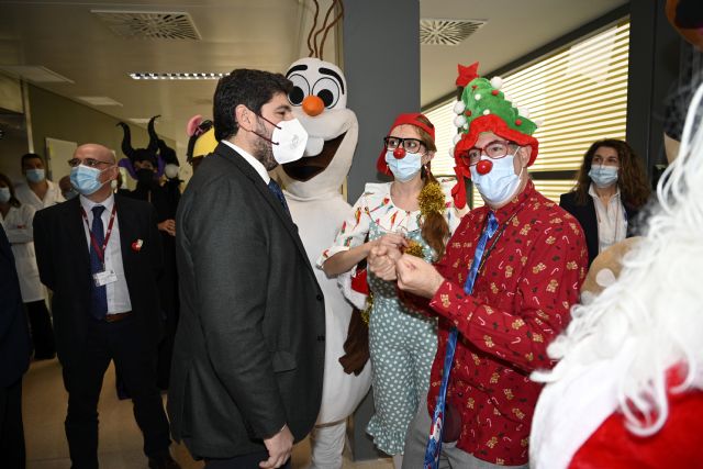 López Miras acompaña a los niños ingresados en la Arrixaca durante su fiesta navideña con payasos de hospital - 2, Foto 2