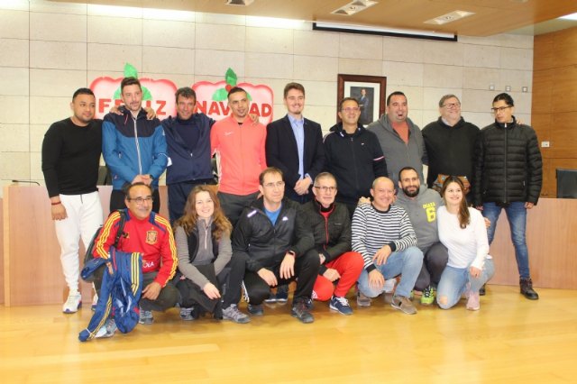 El alcalde recibe la visita de 7 internos del Centro Penitenciario Murcia I en el marco de un programa de visitas terapéuticas, Foto 1