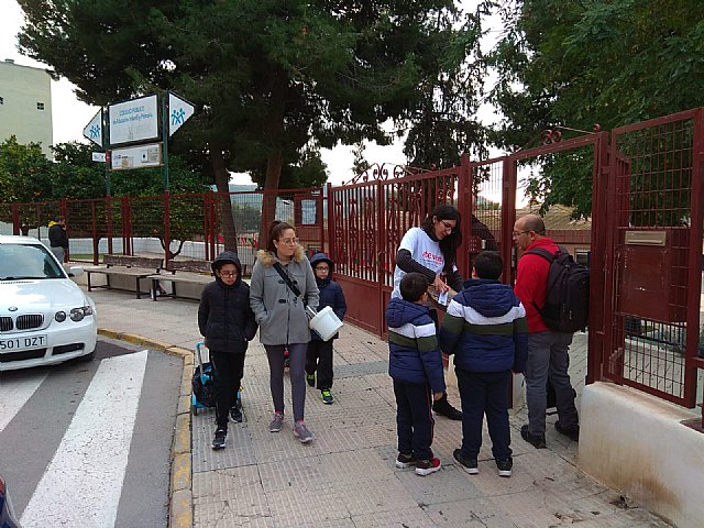 Reparten recogedores de excrementos de perros en los colegios - 1, Foto 1