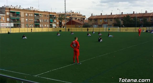 La plantilla del Olímpico de Totana permaneció sentada durante el primer minuto del partido de hoy en El Palmar, Foto 1