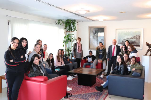 El consejero de Hacienda recibe a los alumnos del CES Vega Media de Alguazas - 1, Foto 1