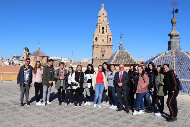 El consejero de Hacienda recibe a los alumnos del CES Vega Media de Alguazas - 2, Foto 2