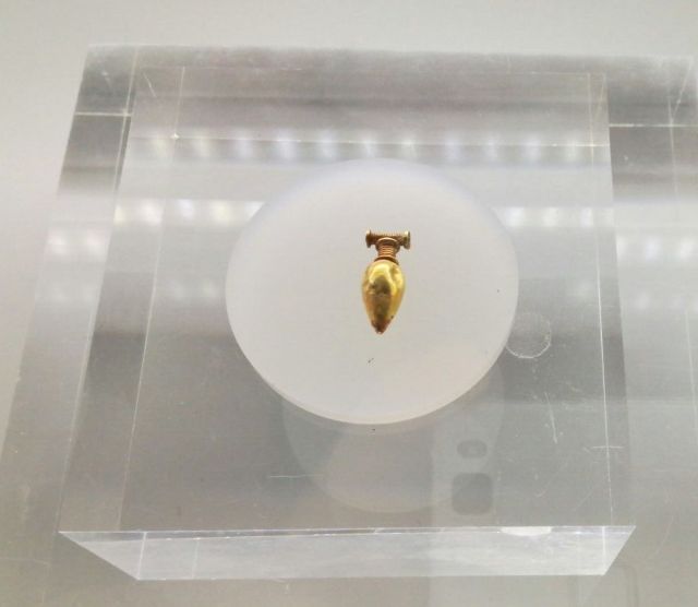 El colgante de oro fenicio hallado en la playa de La Isla se muestra durante un mes en el Museo Arqueológico de Murcia - 1, Foto 1