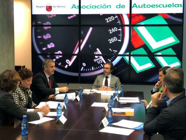 Fomento y la Asociación de Autoescuelas colaboran para aumentar la concienciación de los conductores en materia de seguridad vial - 1, Foto 1