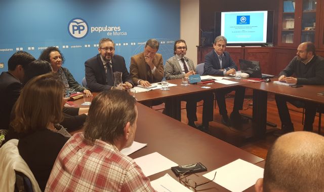 La comisión de Fomento del PP reúne a los concejales y portavoces de los municipios para informarles de los beneficios del nuevo trazado de la autovía del Bancal entre Santomera y Zeneta - 1, Foto 1