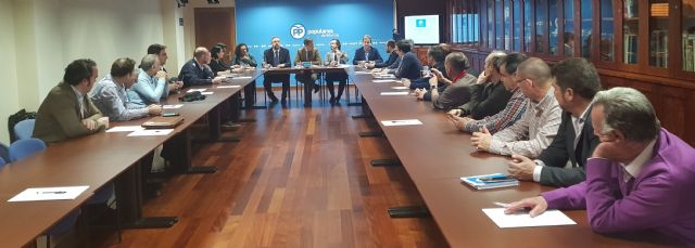 La comisión de Fomento del PP reúne a los concejales y portavoces de los municipios para informarles de los beneficios del nuevo trazado de la autovía del Bancal entre Santomera y Zeneta - 2, Foto 2