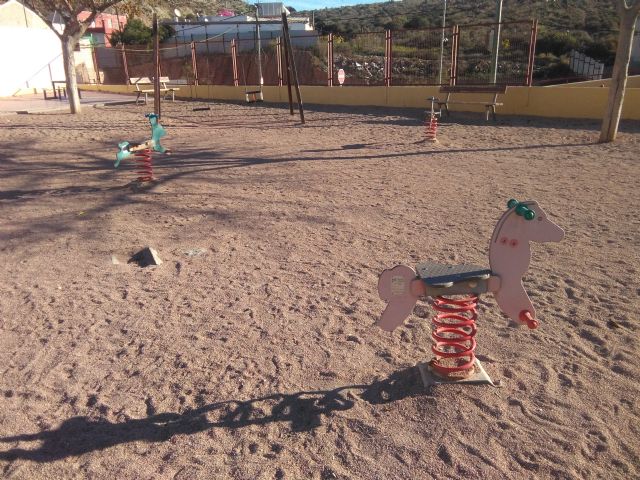 El PSOE denuncia graves deficiencias en los parques del Barrio de San Cristóbal y reclama actuaciones de mejora - 4, Foto 4