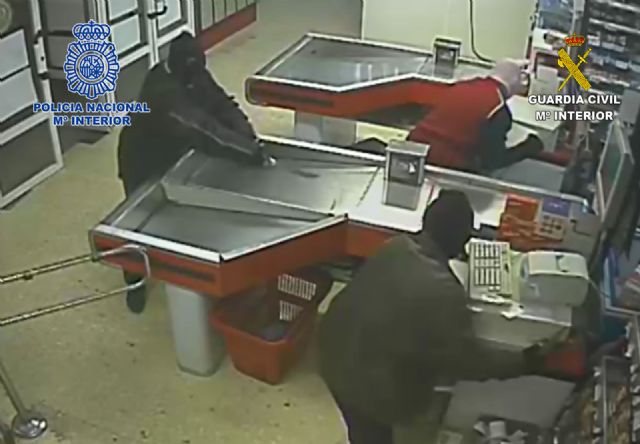 Guardia Civil y Policía Nacional desmantelan un peligroso grupo criminal especializado en atracos con armas a comercios - 1, Foto 1