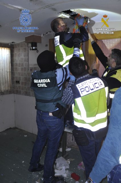 Guardia Civil y Policía Nacional desmantelan un peligroso grupo criminal especializado en atracos con armas a comercios - 4, Foto 4