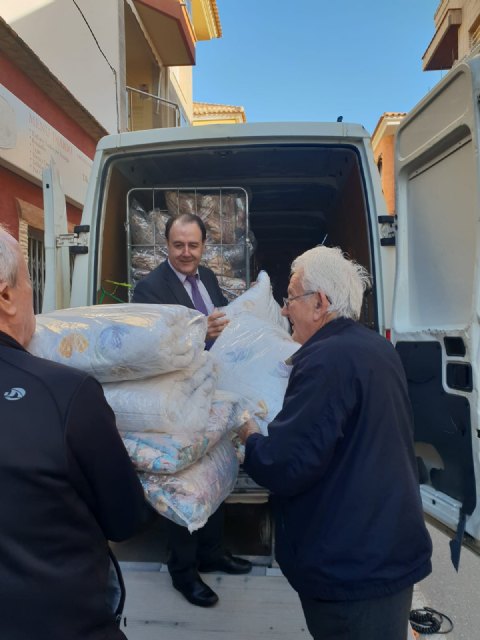 Ciudadanos Los Alcázares propicia la donación de 200 mantas y edredones a la agrupación local de Cáritas - 2, Foto 2