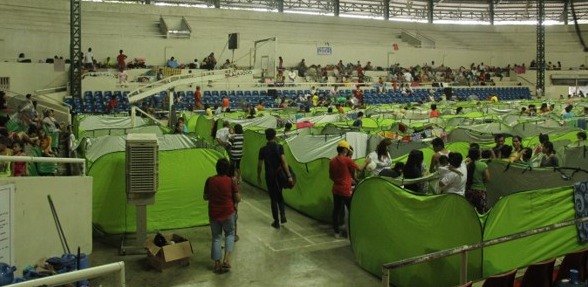 Polideportivo de Batangas, uno de los centros de evacuación donde permanecen los afectados por el volcán Taal. , Foto 1