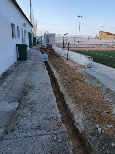 El Ayuntamiento de Pliego ha realizado mejoras en el césped, vestuarios e iluminación del campo de fútbol - 1, Foto 1