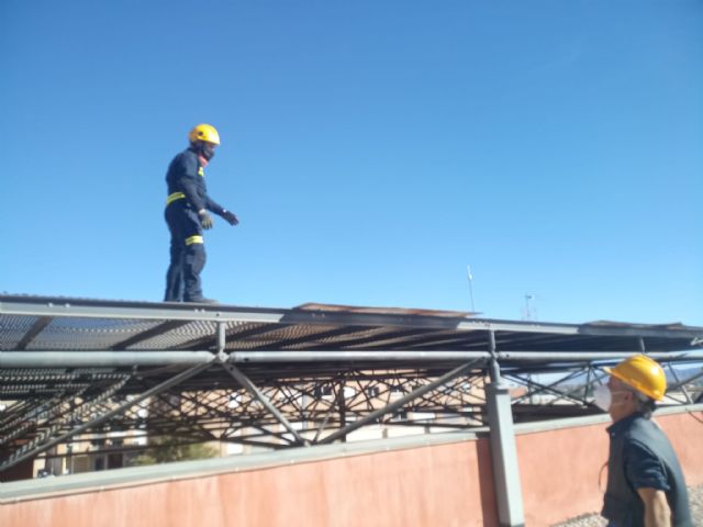 El Servicio Municipal de Emergencias atiende más de un centenar de incidencias ocasionadas por las fuertes rachas de viento que se están produciendo en Lorca - 1, Foto 1