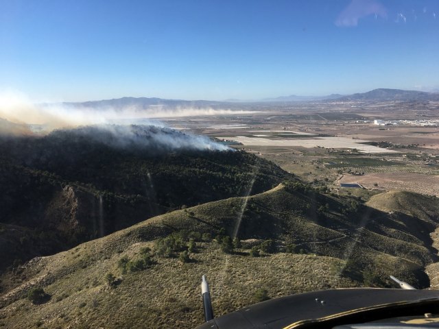 Continan los trabajos de extincin del incendio en la Sierra de Carrascoy, que sigue activo			, Foto 2