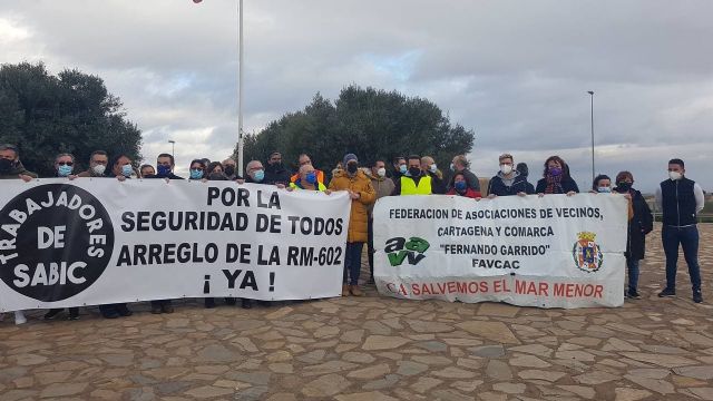 Podemos exige el arreglo inmediato de la carretera RM602 a La Aljorra y muestra su apoyo a los trabajadores de Sabic - 1, Foto 1