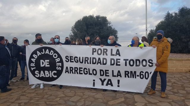 Podemos exige el arreglo inmediato de la carretera RM602 a La Aljorra y muestra su apoyo a los trabajadores de Sabic - 2, Foto 2