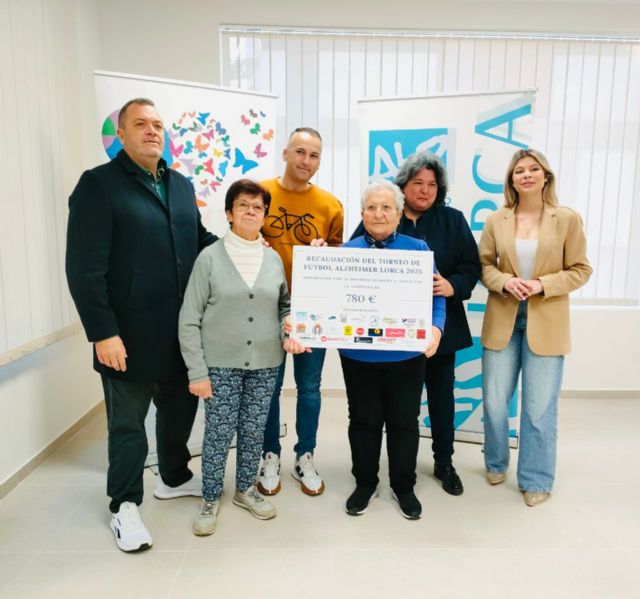 La Asociación de Alzheimer de Lorca recibe la recaudación del torneo de fútbol solidario celebrado en Navidad - 3, Foto 3