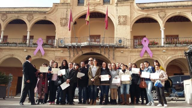 36 lorquinos en riesgo de exclusión reciben diplomas tras completar sus cursos de habilidades sociales organizados por el Ayuntamiento y Fundación Cepaim - 1, Foto 1