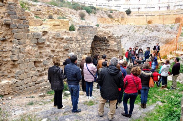 El ayuntamiento muestra a los Amigos del Museo Arqueológico las excavaciones del Anfiteatro - 1, Foto 1