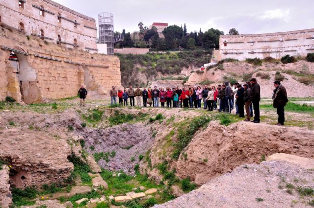 El ayuntamiento muestra a los Amigos del Museo Arqueológico las excavaciones del Anfiteatro - 4, Foto 4
