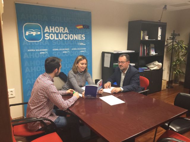Los responsables de la ponencia Bienestar social y nuevas oportunidades mantienen una reunión con la comisión de asuntos iberoamericanos y la asociacion FEREMUR - 2, Foto 2