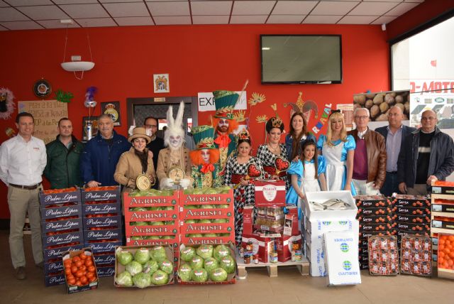 Los personajes de Carnaval reciben su peso en productos de la tierra - 2, Foto 2