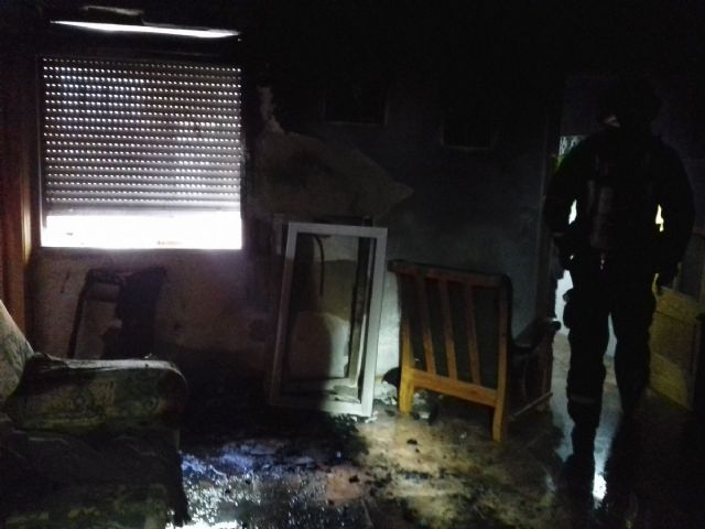 Bomberos de Cartagena extinguen un incendio en una vivienda en el Barrio Peral - 1, Foto 1
