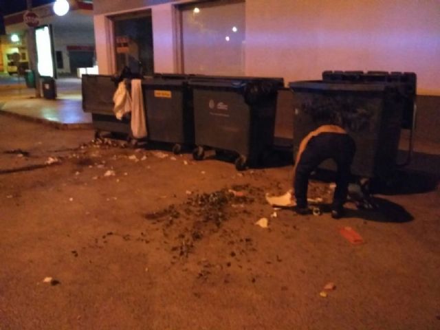 La Policia Local detiene a un individuo que habia volcado 15 contenedores de basura en Pozo Estrecho - 1, Foto 1