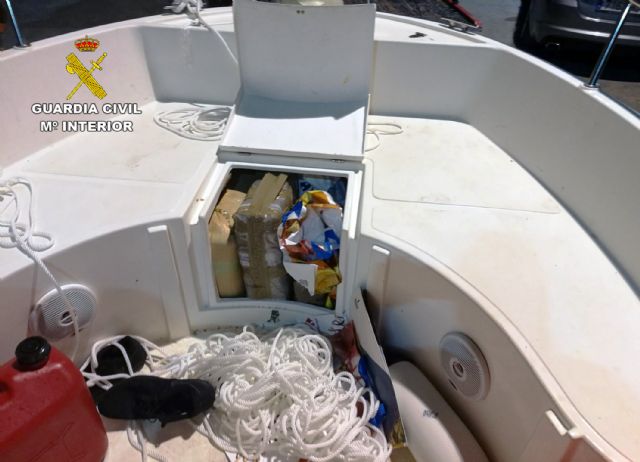 La Guardia Civil se incauta de más de 800 kilos de hachís en una embarcación de recreo - 1, Foto 1