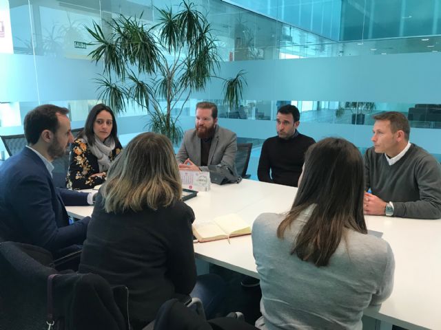 El Alcalde de Torre-Pacheco y la concejala de Juventud y Empleo mantienen una reunión de trabajo con el presidente de AJE Región de Murcia y miembros de la Asociación - 2, Foto 2