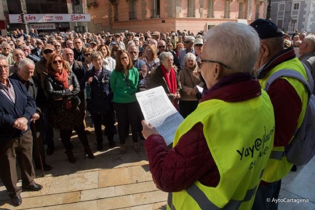 La alcaldesa participa en las protestas de los pensionistas por la subida del 0,25 por ciento - 1, Foto 1