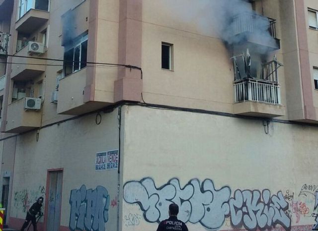 Un hombre se arroja al vacio para huir de un incendio en un primer piso de San Anton - 1, Foto 1