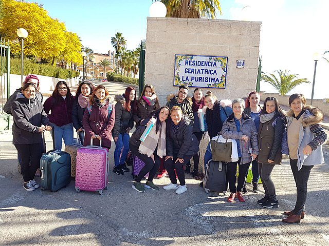 El alumnado de 2º de Grado Medio de Peluquería del IES Prado Mayor visitan la Residencia de «La Purísima», Foto 1